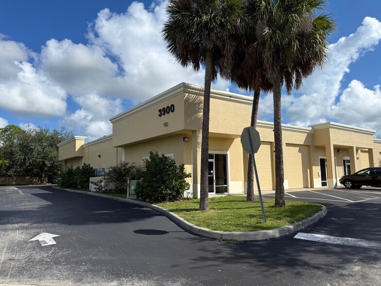 3900 Mannix Dr, Naples, FL for sale - Building Photo - Image 1 of 7
