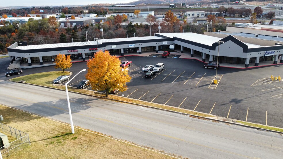 180 Mall Rd, Hollister, MO for lease - Building Photo - Image 1 of 4