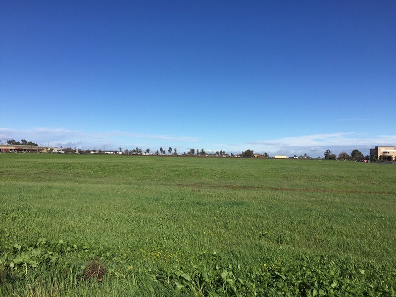 251 Commerce Way, Los Banos, CA for sale - Building Photo - Image 2 of 12