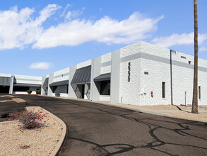 5330 E Washington St, Phoenix, AZ for lease Building Photo- Image 2 of 4