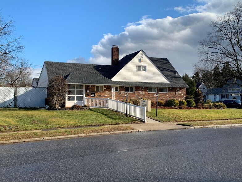 43 Barter Ln, Hicksville, NY for sale - Primary Photo - Image 1 of 1