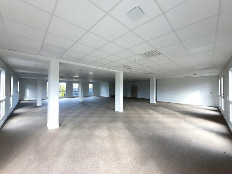 Office in Petit-Couronne for lease - Building Photo - Image 2 of 10
