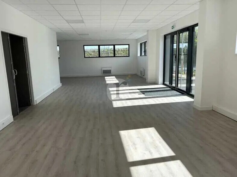 Flex in Neuville-en-Ferrain for lease - Building Photo - Image 3 of 5