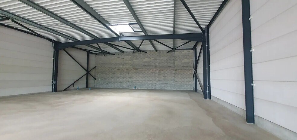 Retail in Montceau-les-Mines for lease - Interior Photo - Image 2 of 3