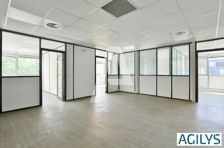 Flex in Villiers-sur-Marne for lease - Interior Photo - Image 1 of 8