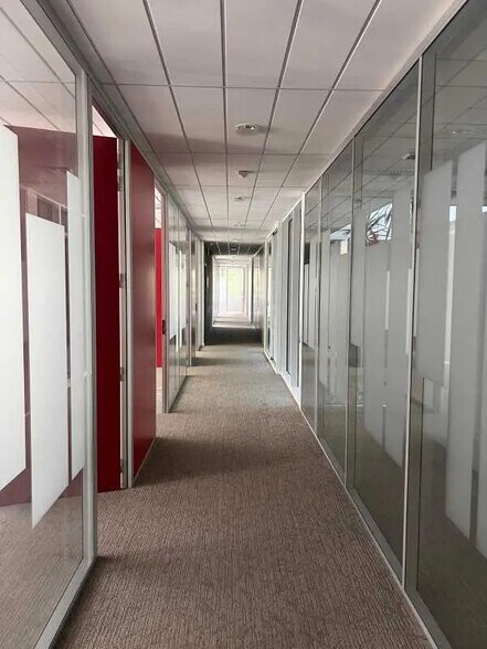 Office in for lease - Interior Photo - Image 3 of 12