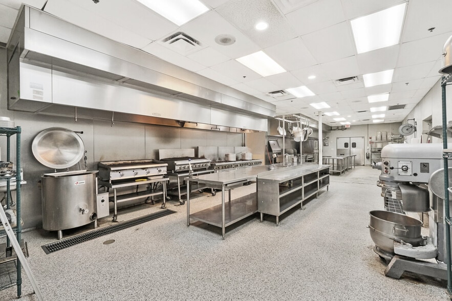 4351 NE 12th Ter, Oakland Park, FL for sale - Interior Photo - Image 2 of 52