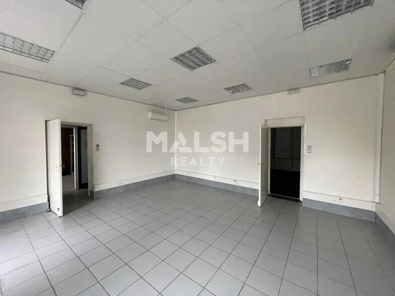Flex in Lyon for lease - Interior Photo - Image 2 of 29