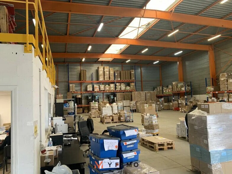 Flex in Épône for lease - Interior Photo - Image 3 of 7