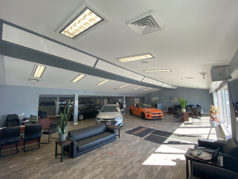 Turn-Key Auto Sales & Service portfolio of 2 properties for sale on LoopNet.com - Interior Photo - Image 3 of 8