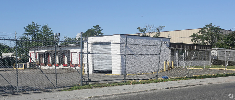 22 Spence St, Bay Shore, NY for lease - Building Photo - Image 2 of 6