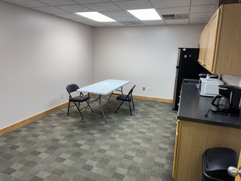 9205 Swanson Blvd, Clive, IA for lease - Building Photo - Image 3 of 7