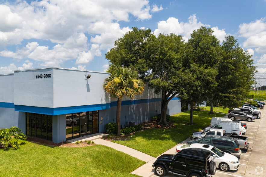 9824-9840 Currie Davis Dr, Tampa, FL for lease - Primary Photo - Image 2 of 2