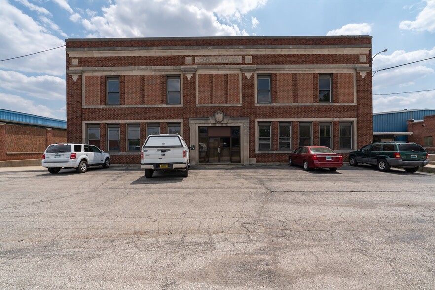 1100 E Bell St, Bloomington, IL for lease - Building Photo - Image 2 of 29