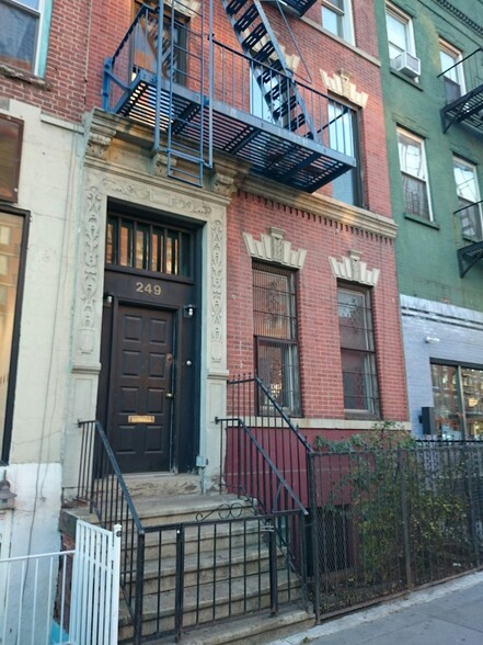 249 E Houston St, New York, NY for lease - Building Photo - Image 1 of 1