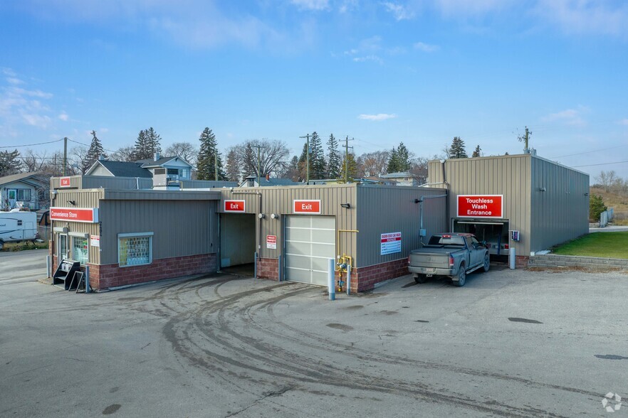 2404 68th Ave SE, Calgary, AB for sale - Building Photo - Image 2 of 6