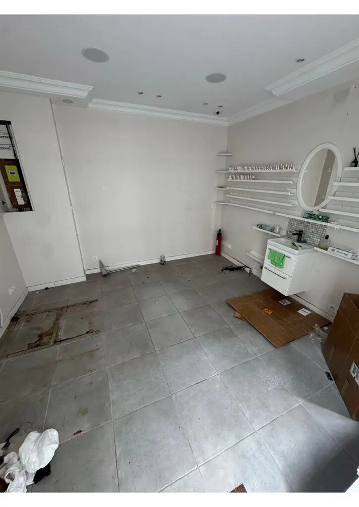 Retail in Paris for lease Building Photo- Image 1 of 6