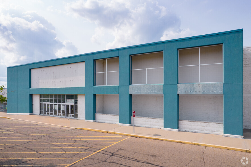 2323 W Pioneer Pky, Peoria, IL for lease - Building Photo - Image 1 of 15