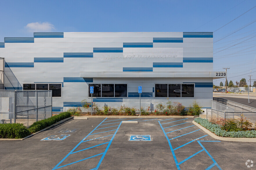 2220 E Cerritos Ave, Anaheim, CA for lease - Building Photo - Image 3 of 7