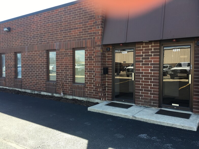 1201-1219 Paramount Pky, Batavia, IL for lease - Building Photo - Image 2 of 13