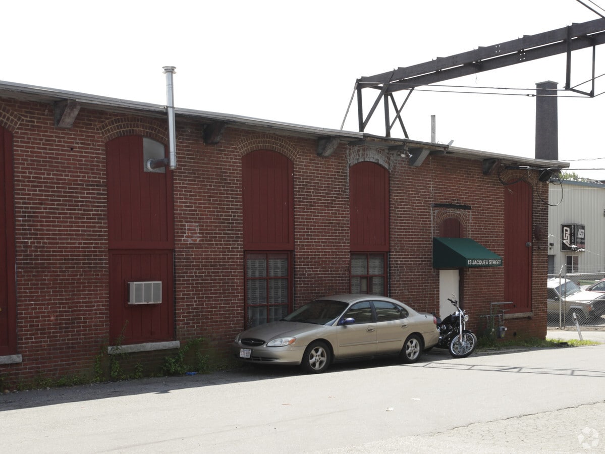 13 Jacques St, Worcester, MA 01603