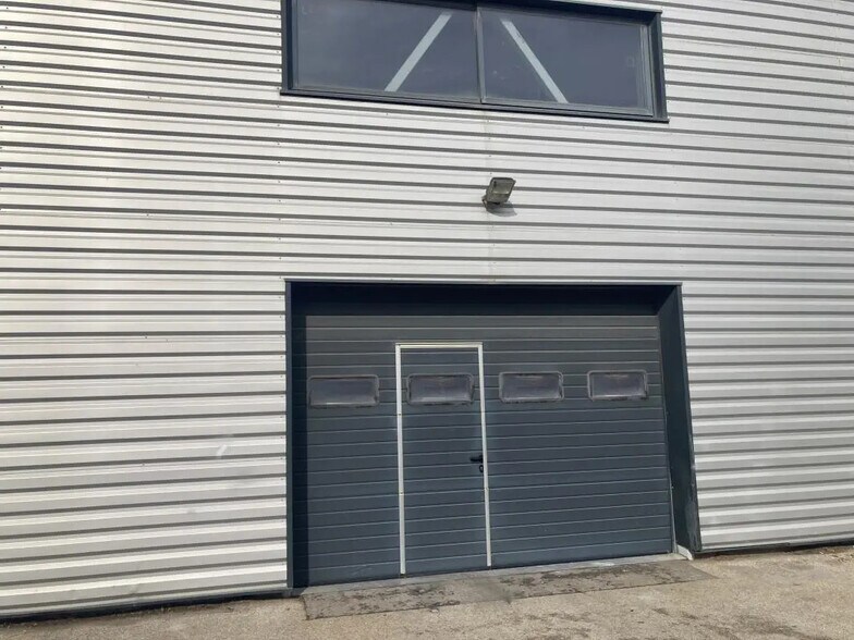 Flex in Six-Fours-les-Plages for lease - Building Photo - Image 2 of 9