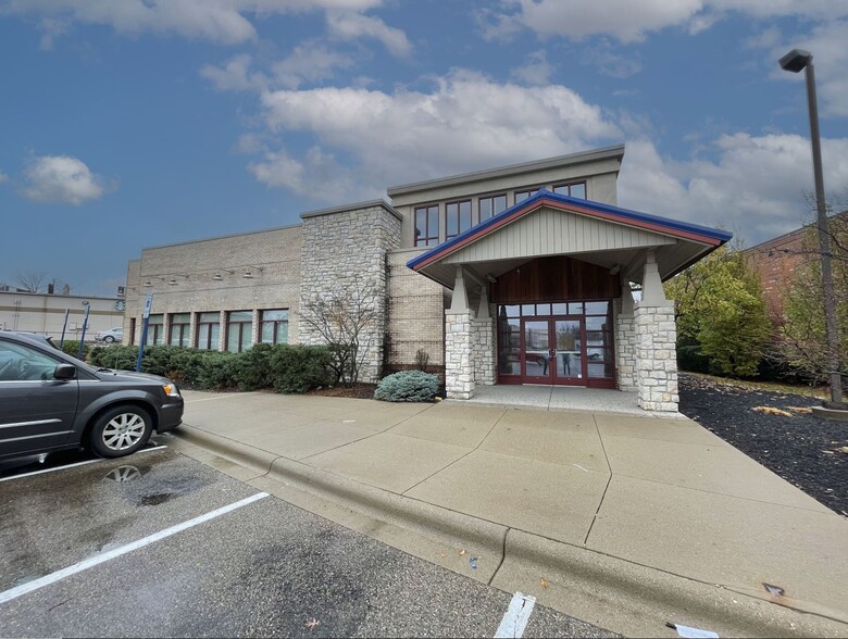 7862 Montgomery Rd, Cincinnati, OH for lease - Building Photo - Image 3 of 16