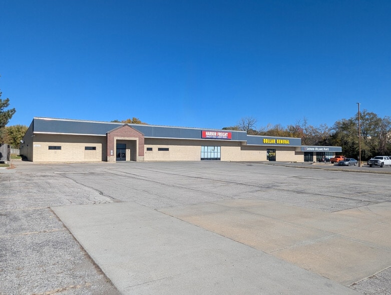 1000-1050 E Army Post Rd, Des Moines, IA for lease - Building Photo - Image 1 of 4