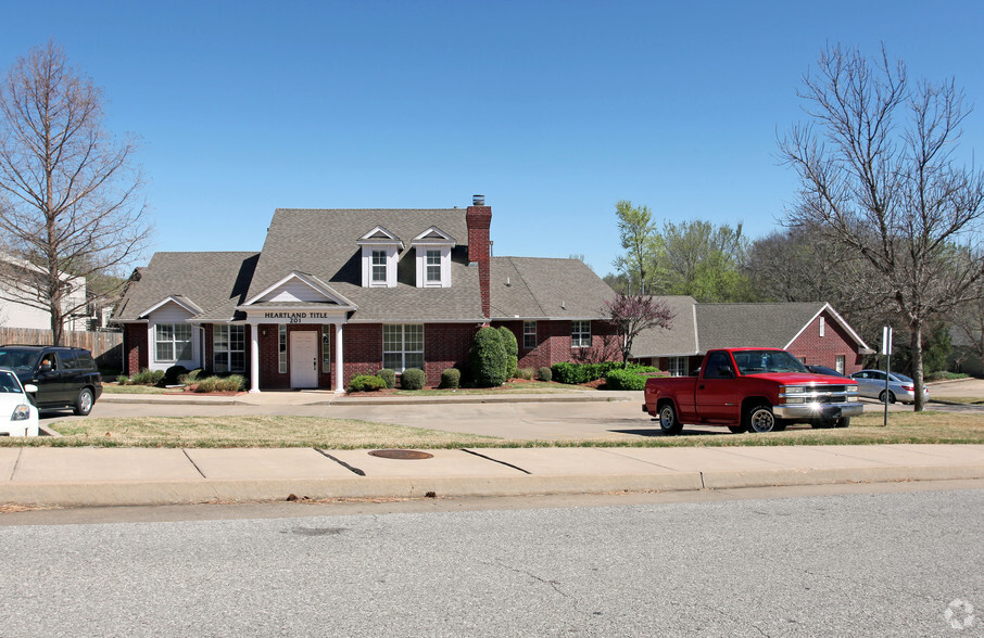 201-203 E 10th St Plz, Edmond, OK for sale - Primary Photo - Image 1 of 10