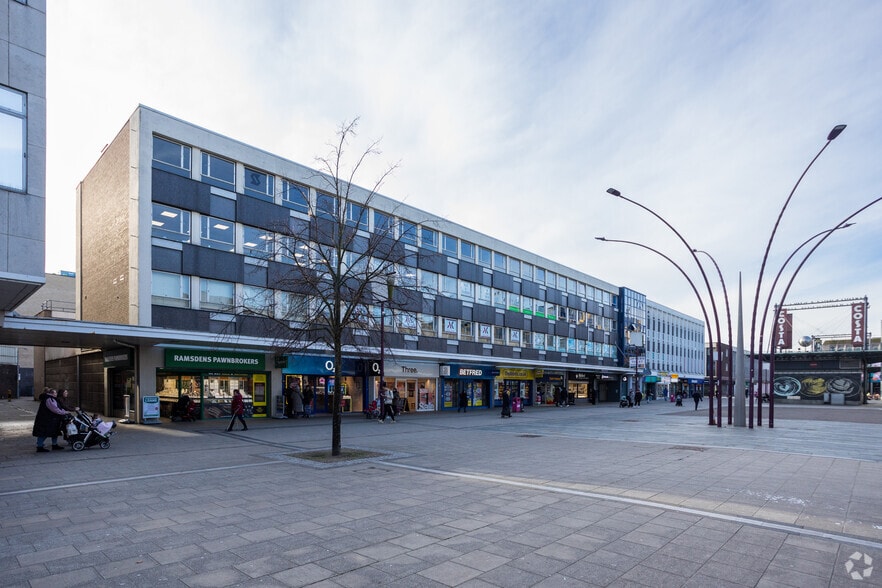 Town Sq, Basildon for sale - Primary Photo - Image 1 of 6