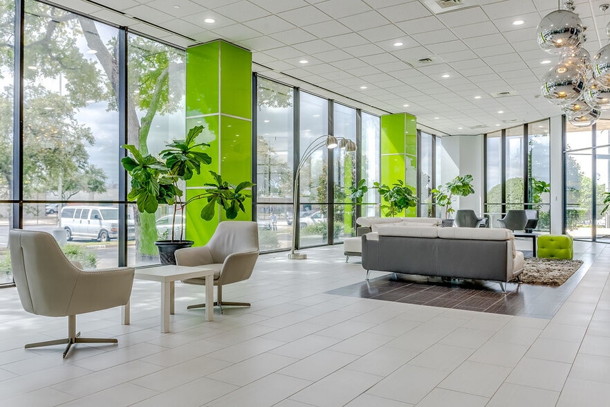 2350 Valley View Ln, Dallas, TX for lease - Interior Photo - Image 3 of 92