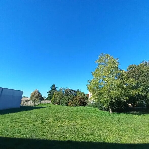 Flex in Valence for sale - Building Photo - Image 3 of 5