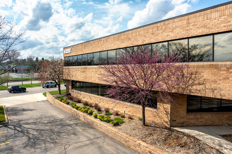 43252 Woodward Ave, Bloomfield Hills, MI for lease - Building Photo - Image 1 of 4