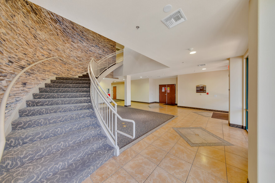 2900 W Horizon Ridge Pky, Henderson, NV for lease - Building Photo - Image 3 of 9