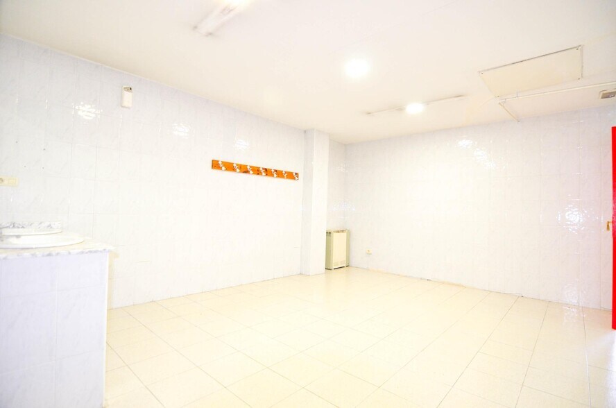 Retail in Salamanca for lease - Building Photo - Image 3 of 49