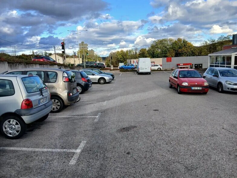 Flex in Chalezeule for lease - Building Photo - Image 3 of 4