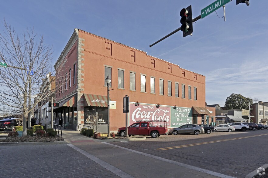 124 W Walnut St, Rogers, AR for sale - Primary Photo - Image 1 of 1