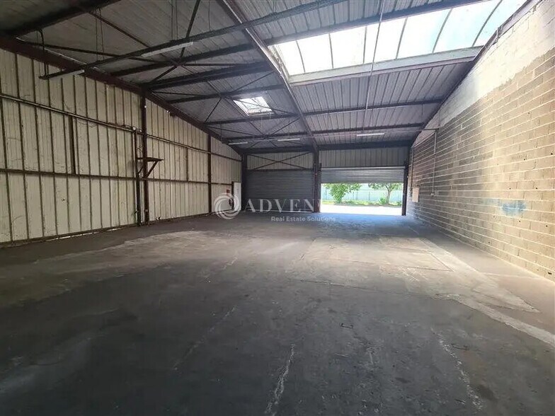 Flex in Metz for lease - Interior Photo - Image 1 of 7