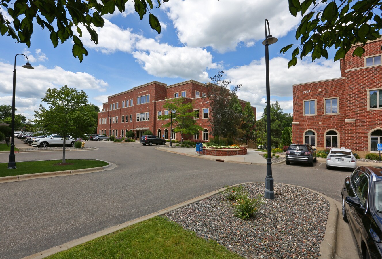 1907 E Wayzata Blvd, Wayzata, MN 55391