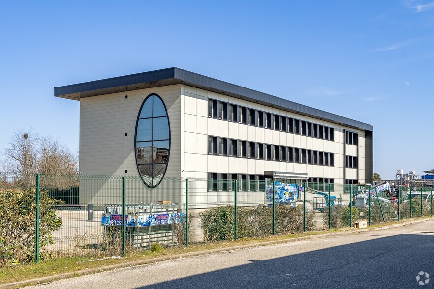 Office in Saint-Priest for lease - Building Photo - Image 2 of 7