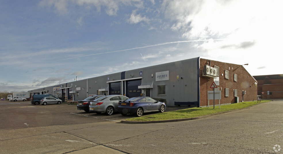 Gunnels Wood Rd, Stevenage for lease - Building Photo - Image 2 of 5