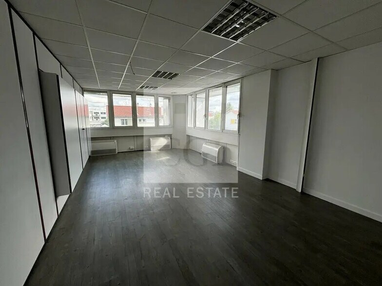 Office in Bron for lease - Interior Photo - Image 2 of 9