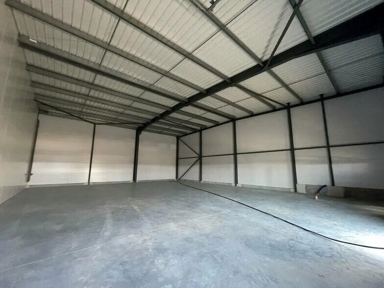 Flex in Vannes for lease - Interior Photo - Image 2 of 3