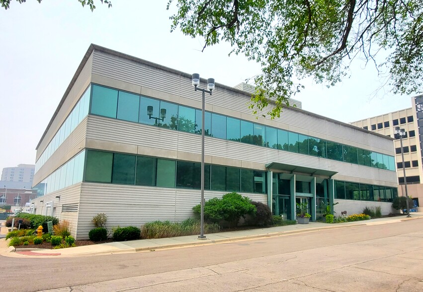 100 Park Ave, Rockford, IL for lease - Primary Photo - Image 1 of 6