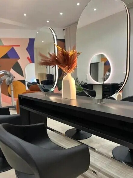 Retail in Lyon for lease - Interior Photo - Image 1 of 3