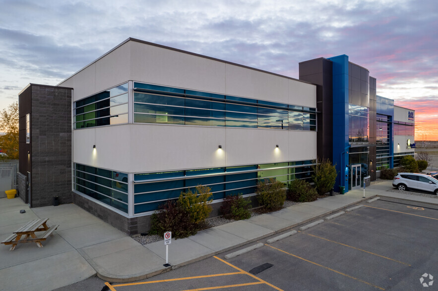 32 Royal Vista Dr NW, Calgary, AB for lease - Primary Photo - Image 1 of 5