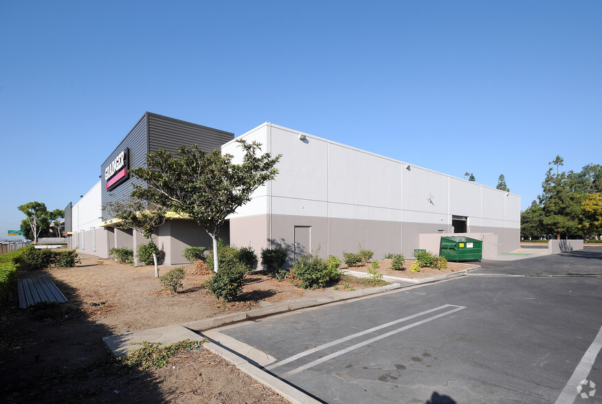 1554 E Warner Ave, Santa Ana, CA for lease - Building Photo - Image 2 of 9