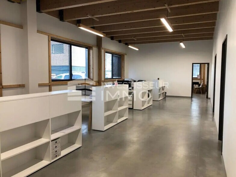 Industrial in Serris for sale - Interior Photo - Image 2 of 10