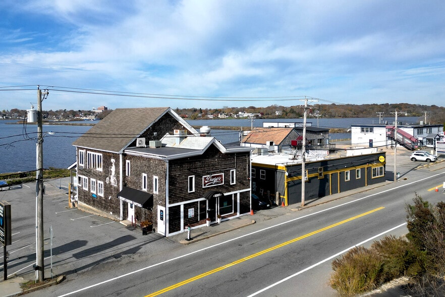 116-124 Aquidneck Ave, Middletown, RI for sale - Primary Photo - Image 1 of 11