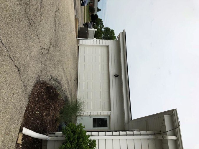 1165 Summit Ave, Oconomowoc, WI 53066